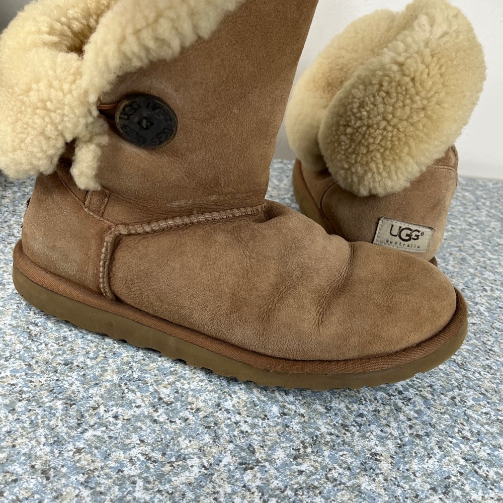 UGG Boots Bailey Button 5803 Womens 9 Chestnut Suede Sheepskin Shearling Ankle